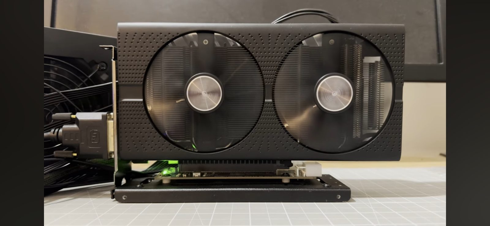 The rig running, RX 580 connected over OCuLink