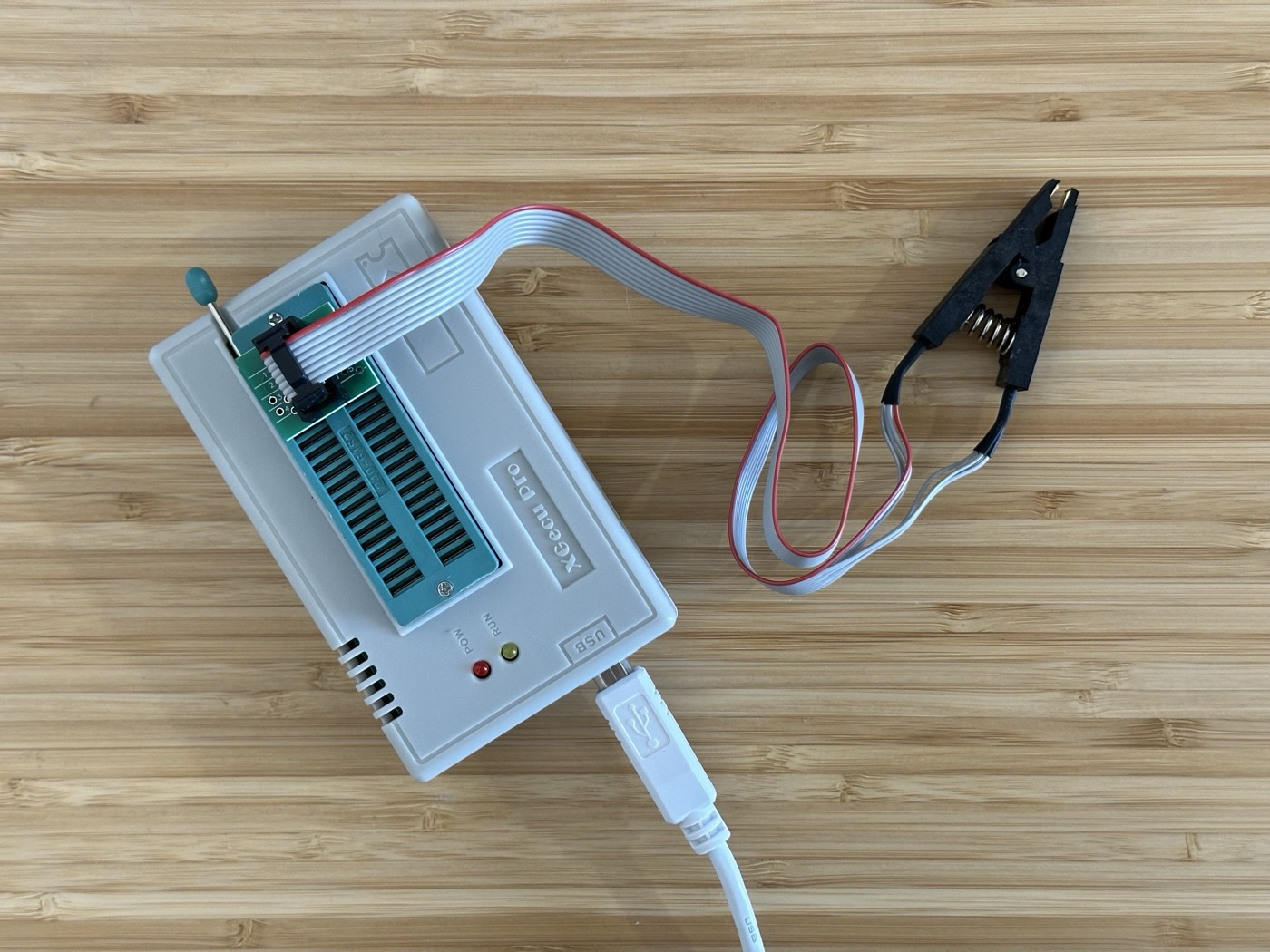 The SOP8 clip, ready to grip a flash chip's legs